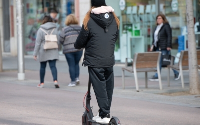 Una noia circula amb patinet elèctric pel Passeig | Roger Benet